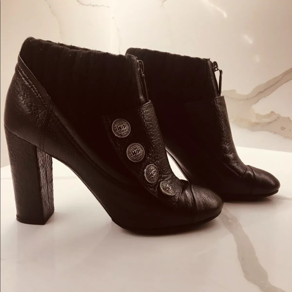 Chanel Pebbled Leather Ribbed Knit 'CC' Boots 39.5